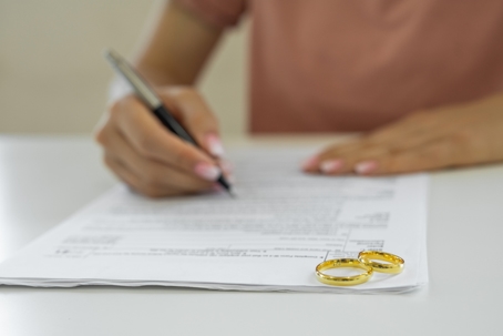 Signing decree of divorce